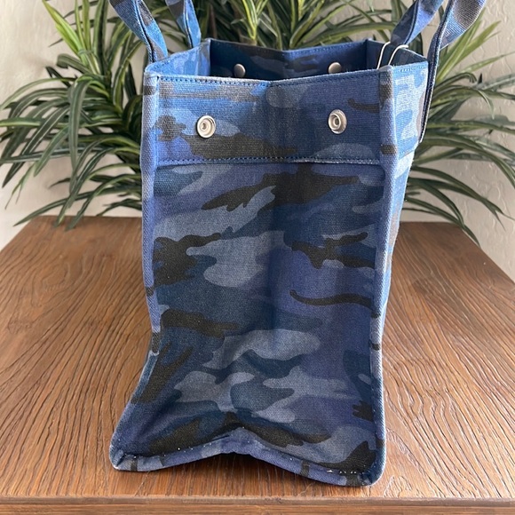 QUILTED KOALA MIDI EAST WEST BAG: DARK BLUE CAMOUFLAGE W/GOLD STAR NWT - Picture 6 of 12